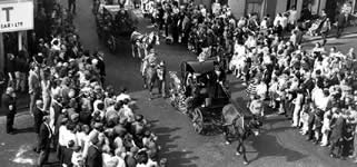 1969 crowds watch the parade passing Bridgegate to Bank Street